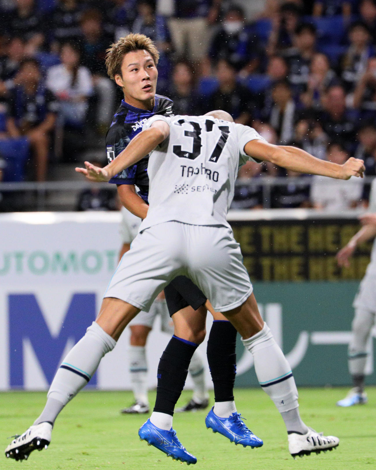 G大阪対福岡　後半、ゴールを決めるG大阪・坂本（左）（撮影・藤尾明華）