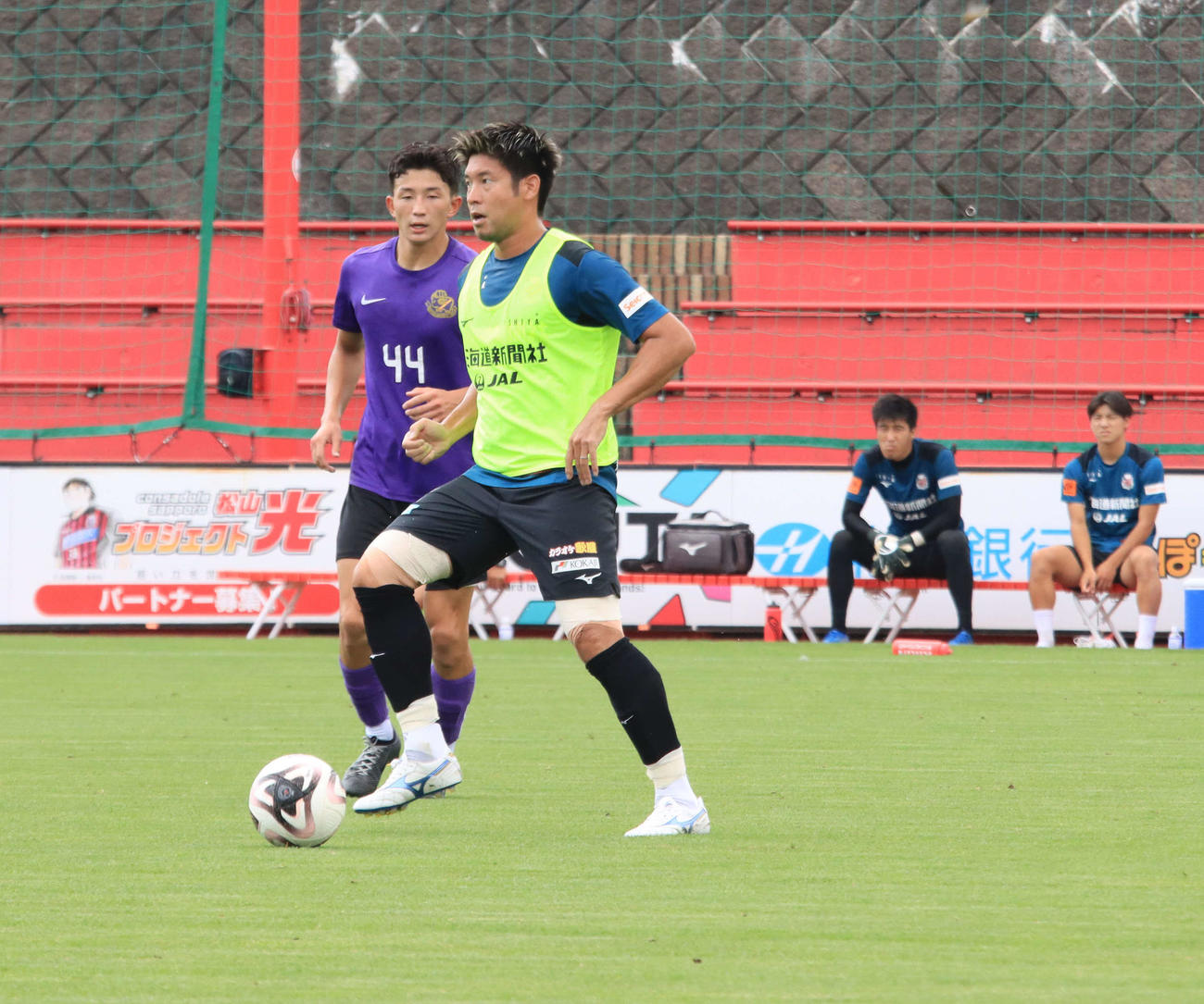 札幌大との練習試合でプレーする札幌深井（手前）（撮影・保坂果那）