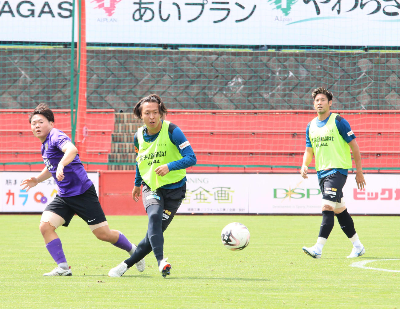 札幌大との練習試合で実戦復帰した札幌荒野（中央）と深井（右）（撮影・保坂果那）