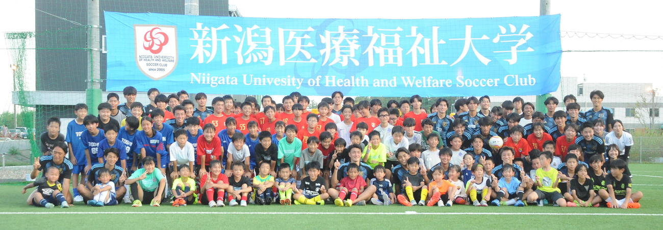 サッカースクールを開催した新潟医療福祉大サッカー部（撮影・小林忠）