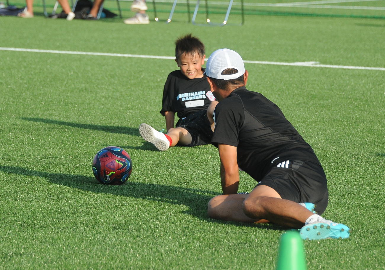 新潟医療福祉大サッカー部のサッカースクールに参加した小学生は転んでも笑顔（撮影・小林忠）