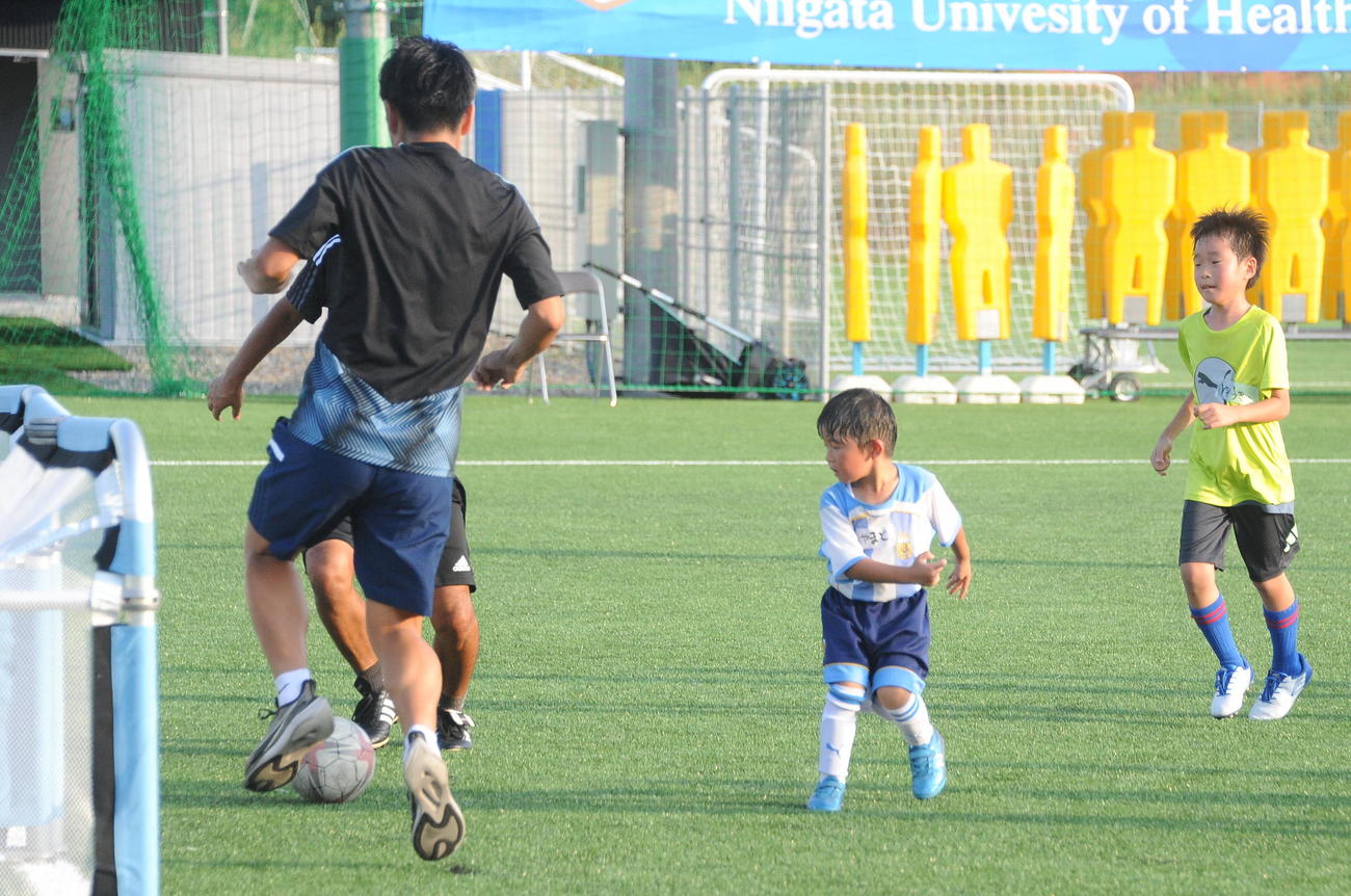 新潟医療福祉大サッカー部のサッカースクールでシュートを放つ参加者（撮影・小林忠）