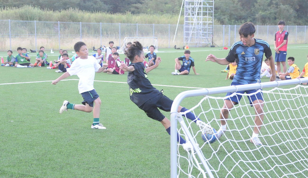 新潟医療福祉大サッカー部の選手とミニゲームをする参加者（撮影・小林忠）