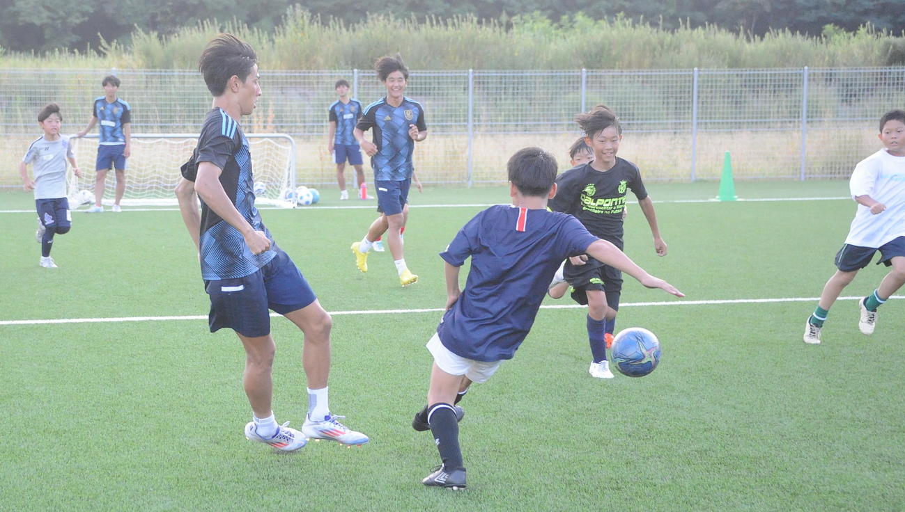 新潟医療福祉大サッカー部の選手とミニゲームをする参加者（撮影・小林忠）
