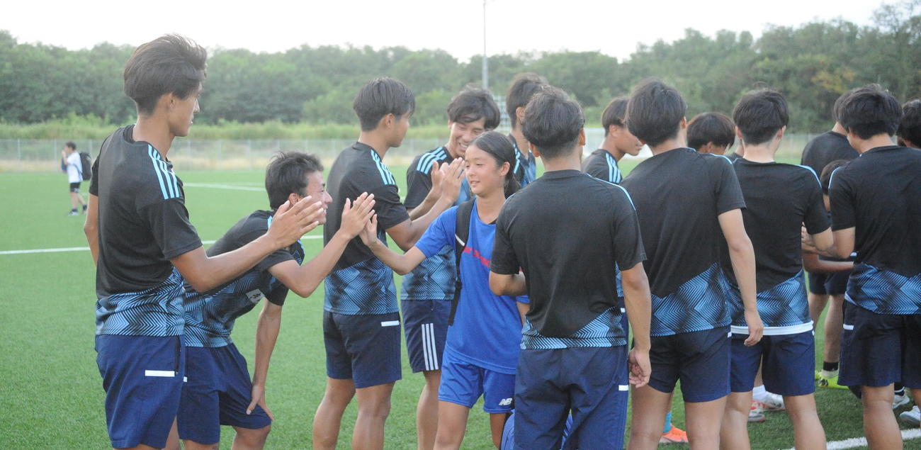 サッカースクール終了後、参加者を笑顔で見送る新潟医療福祉大サッカー部の選手たち（撮影・小林忠）