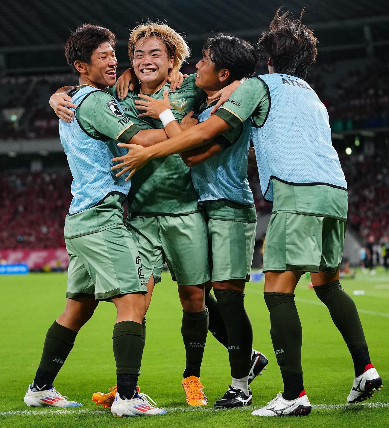 東京V対鹿島　後半、先制ゴールを決めチームメートと喜び合う東京V山見（左から2人目）（撮影・垰建太）