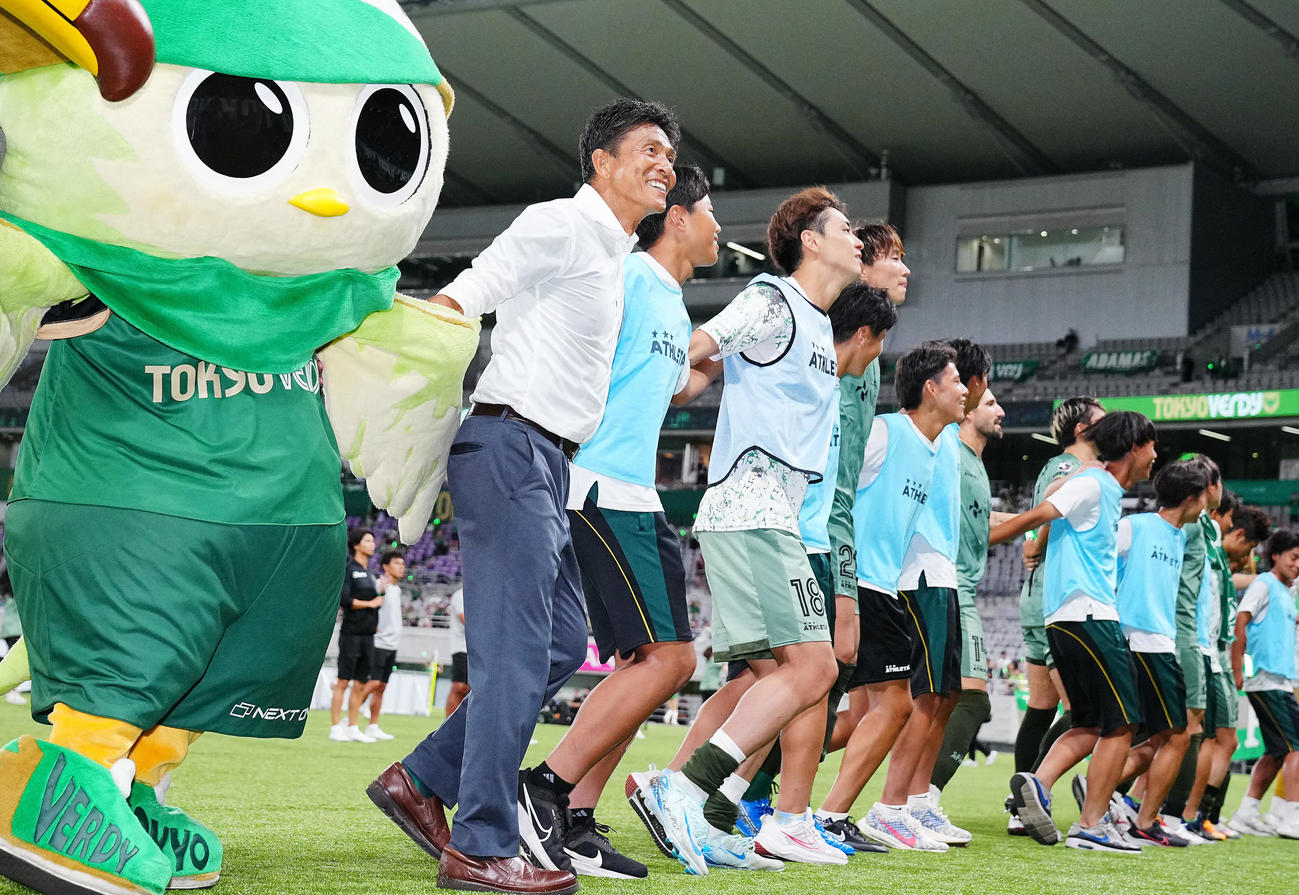 東京V対鹿島　鹿島に勝利しサポーターと喜び合う東京V城福監督（左）（撮影・垰建太）