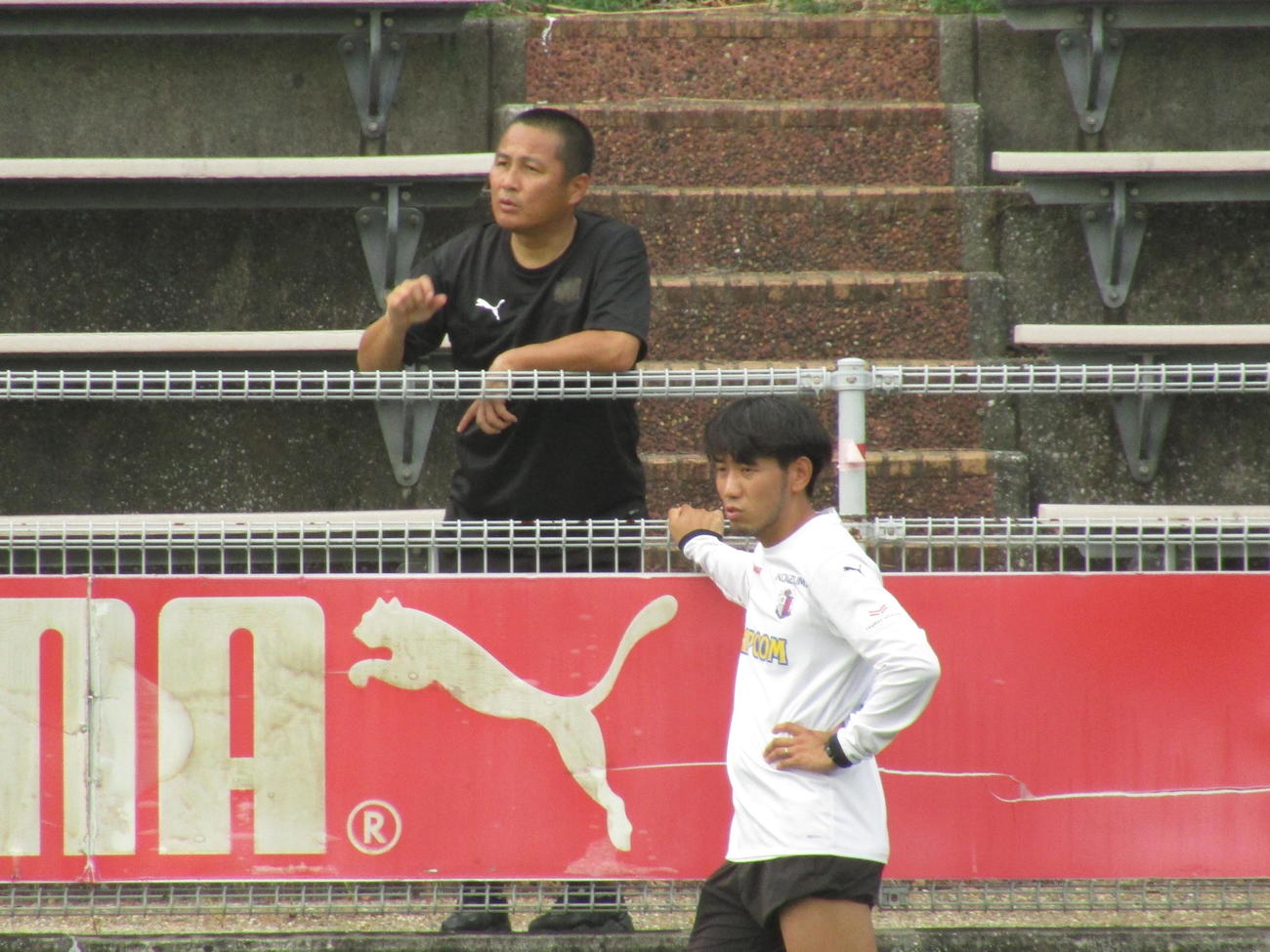練習試合を見守るC大阪森島寛晃社長（左）