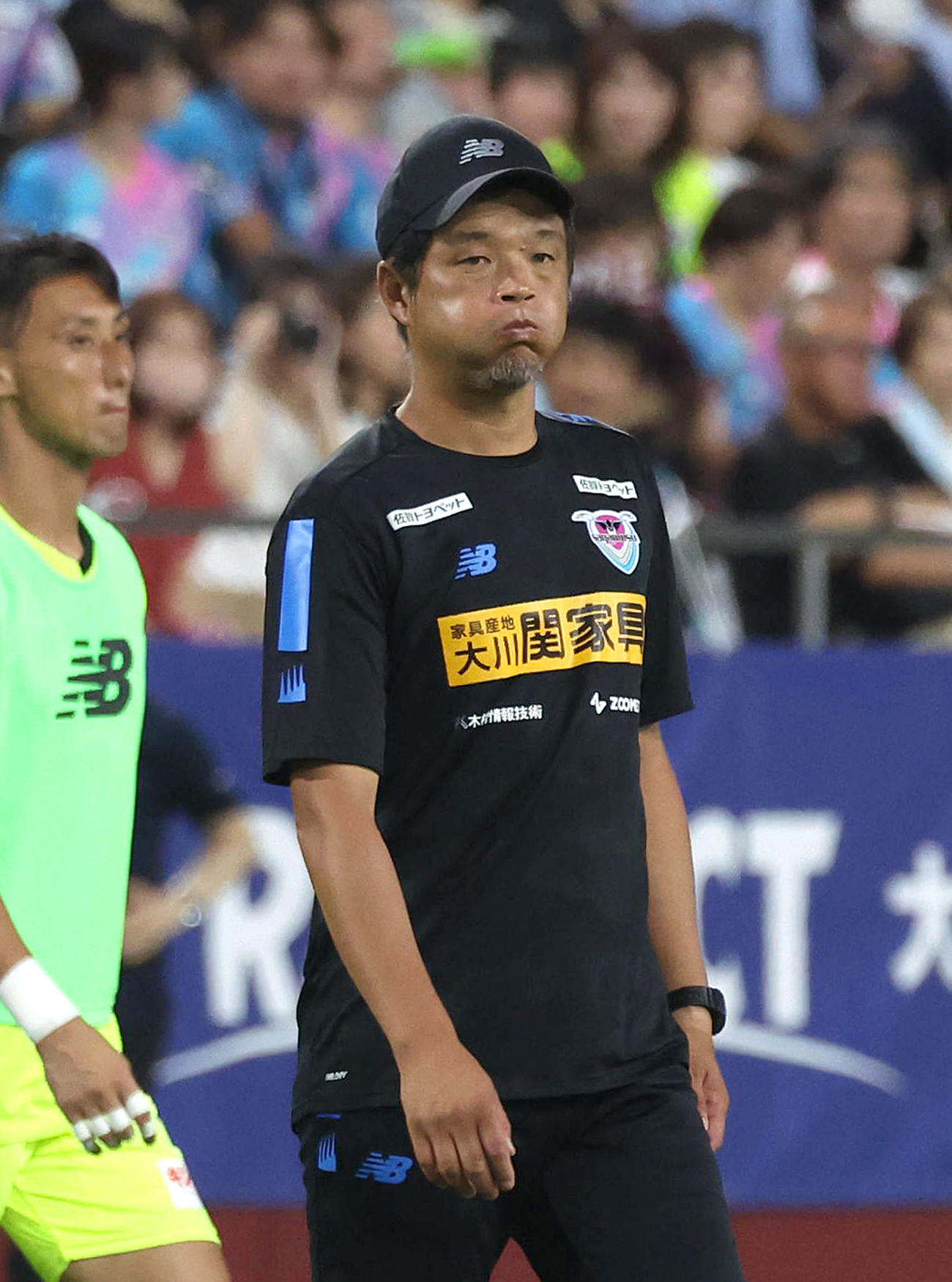 神戸対鳥栖　神戸に敗れて頬を膨らます鳥栖木谷監督（撮影・白石智彦）