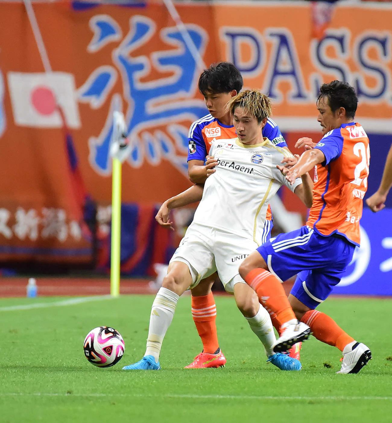 新潟対町田　前半、中央で競り合う町田藤尾（撮影・大島享也）