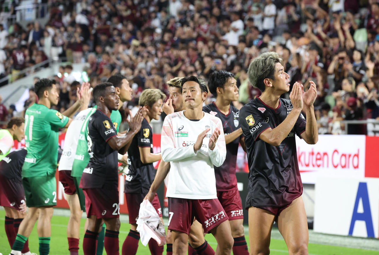 神戸対鳥栖　鳥栖に勝利してサポーターに感謝する大迫（右）ら神戸イレブン（撮影・白石智彦）