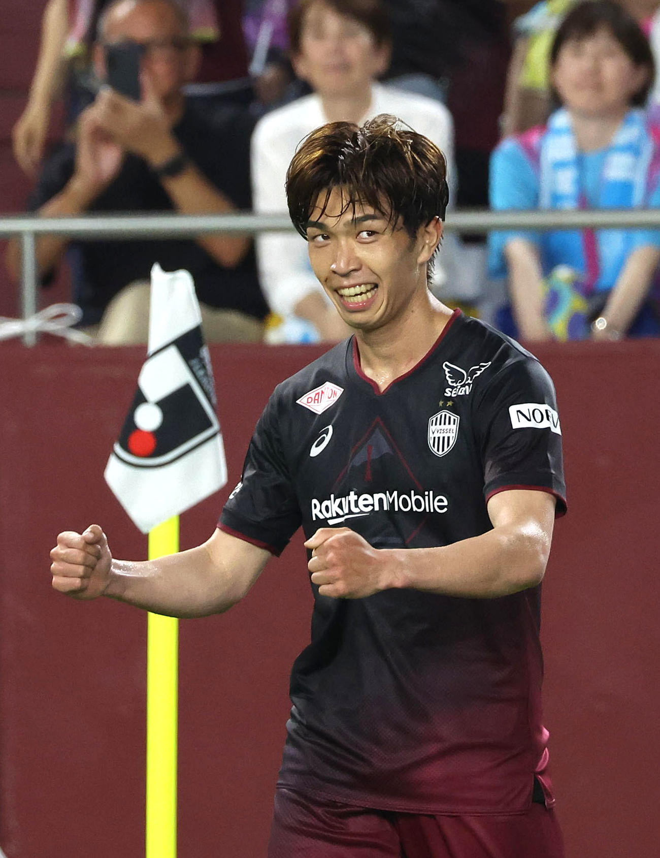 神戸対鳥栖　前半、先制ゴールを決めガッツポーズする神戸宮代（撮影・白石智彦）
