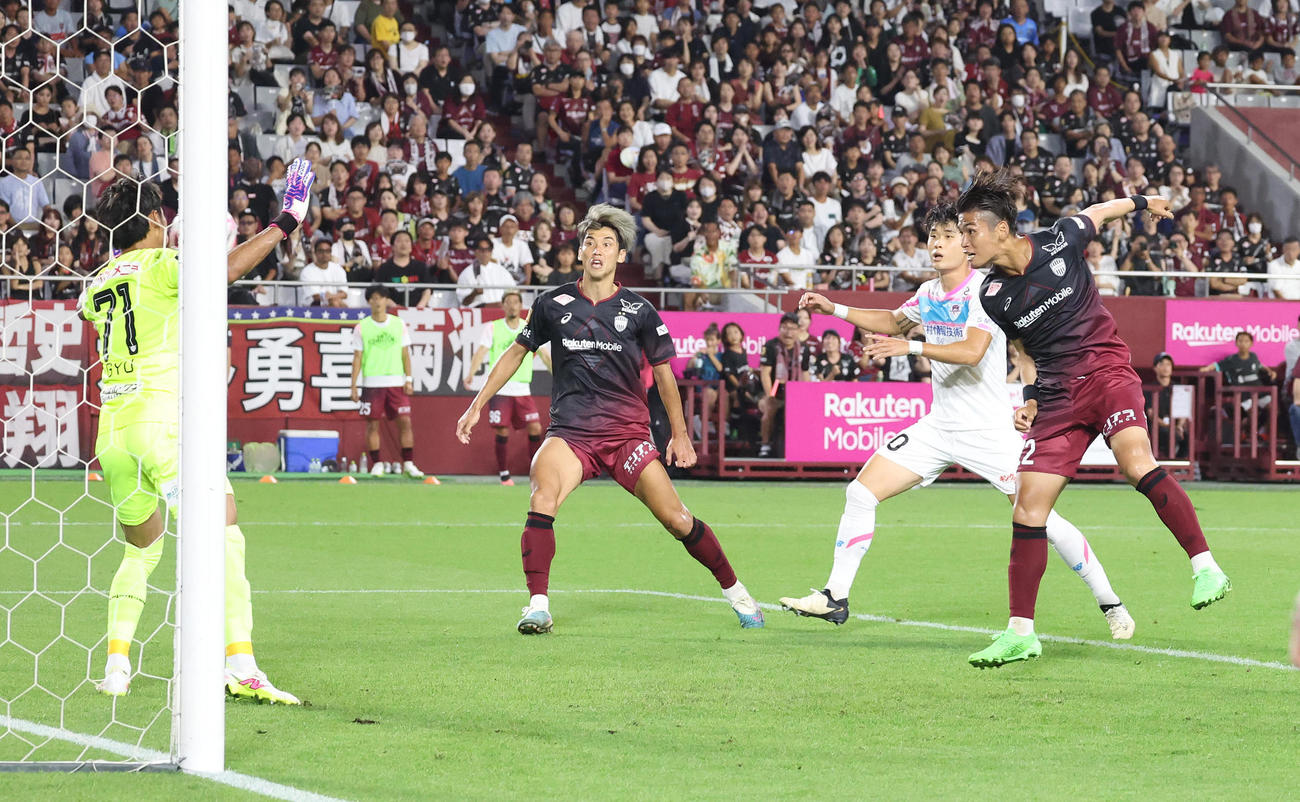 神戸対鳥栖　後半、ヘディングで追加点を奪う神戸佐々木（右）（撮影・白石智彦）