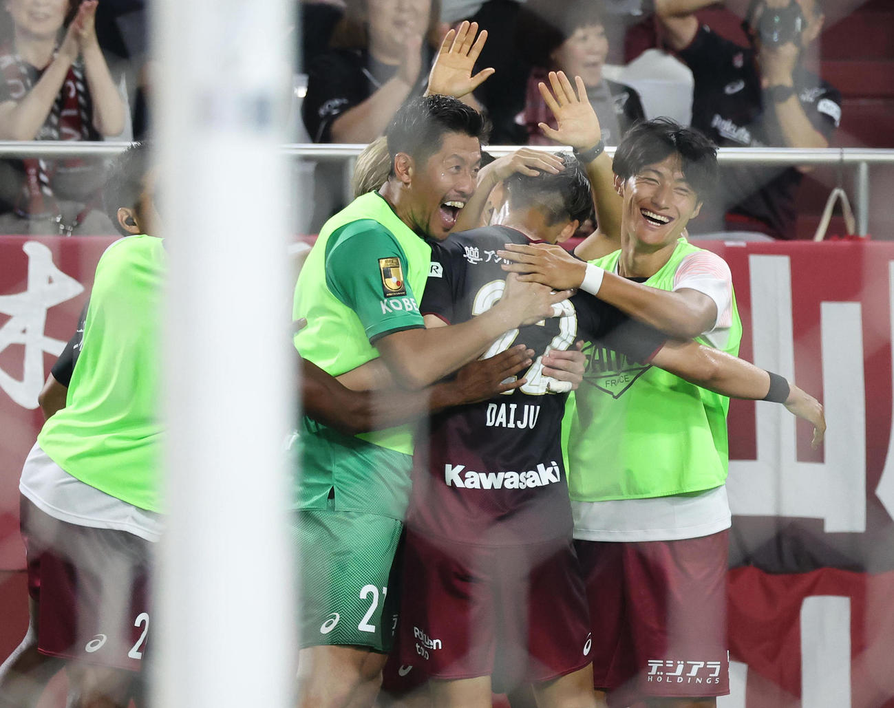 神戸対鳥栖　後半、ヘディングで追加点を奪った佐々木（中央）と抱き合って喜ぶ神戸イレブン（撮影・白石智彦）