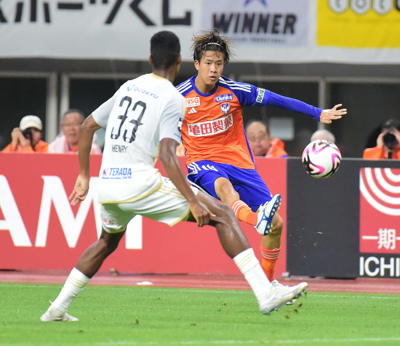 新潟対町田　前半、パスを出す新潟長谷川元（撮影・大島享也）