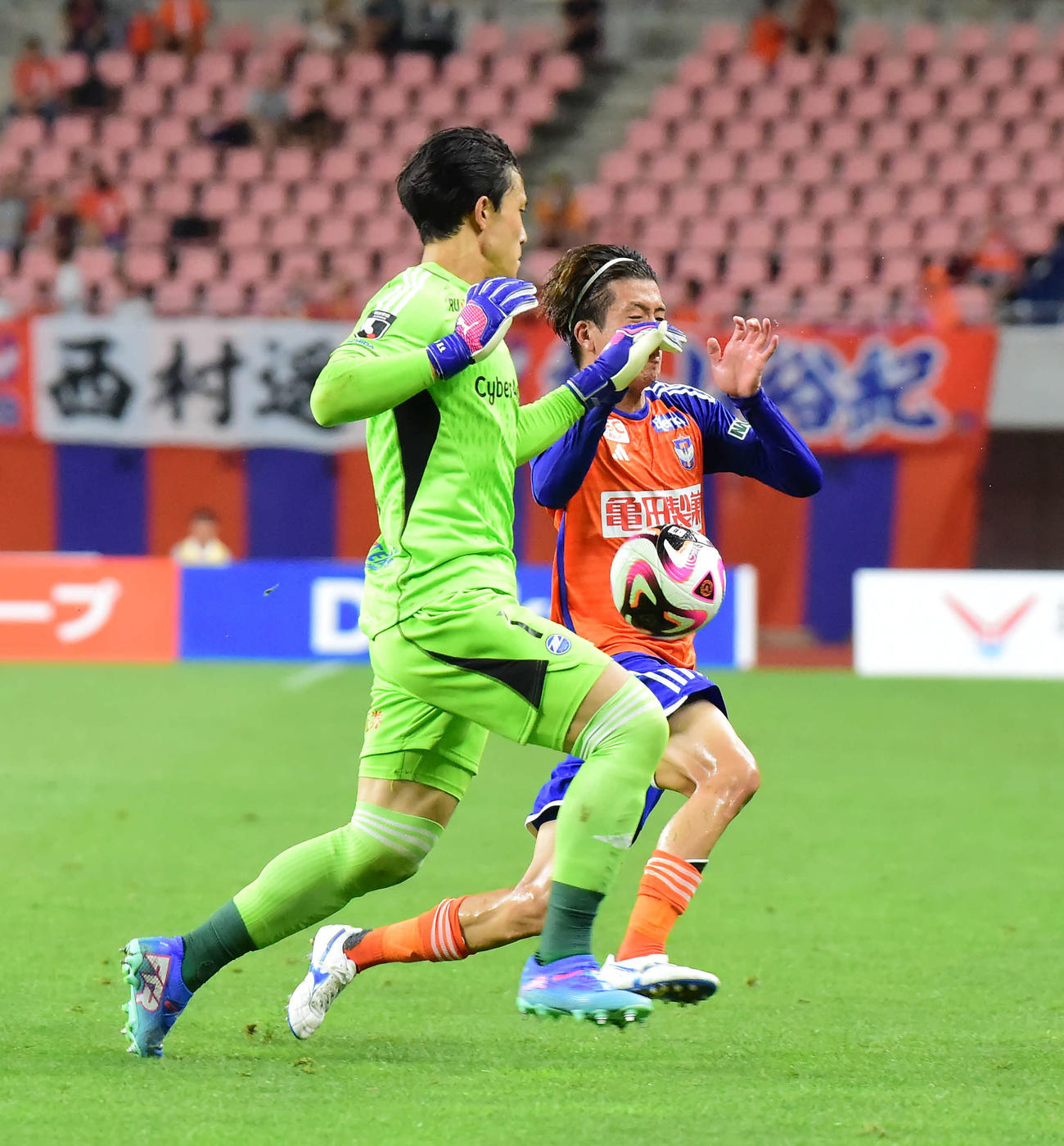 新潟対町田　後半、町田谷（左）と競り合う新潟長谷川元（撮影・大島享也）