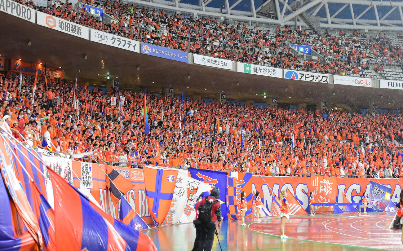新潟対町田　試合前、強い雨が降る中、声援を送る新潟サポーター（撮影・大島享也）
