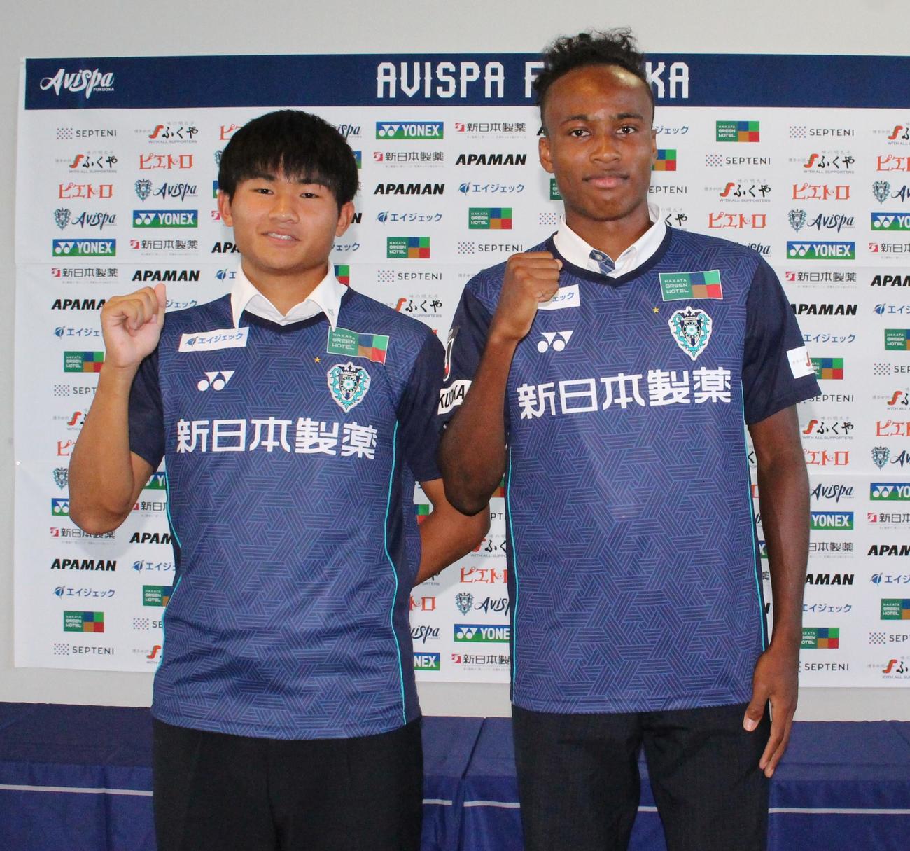 来季トップチーム昇格する福岡ユースFWサニブラウン・ハナン（右）とFW前田一翔（撮影・菊川光一）