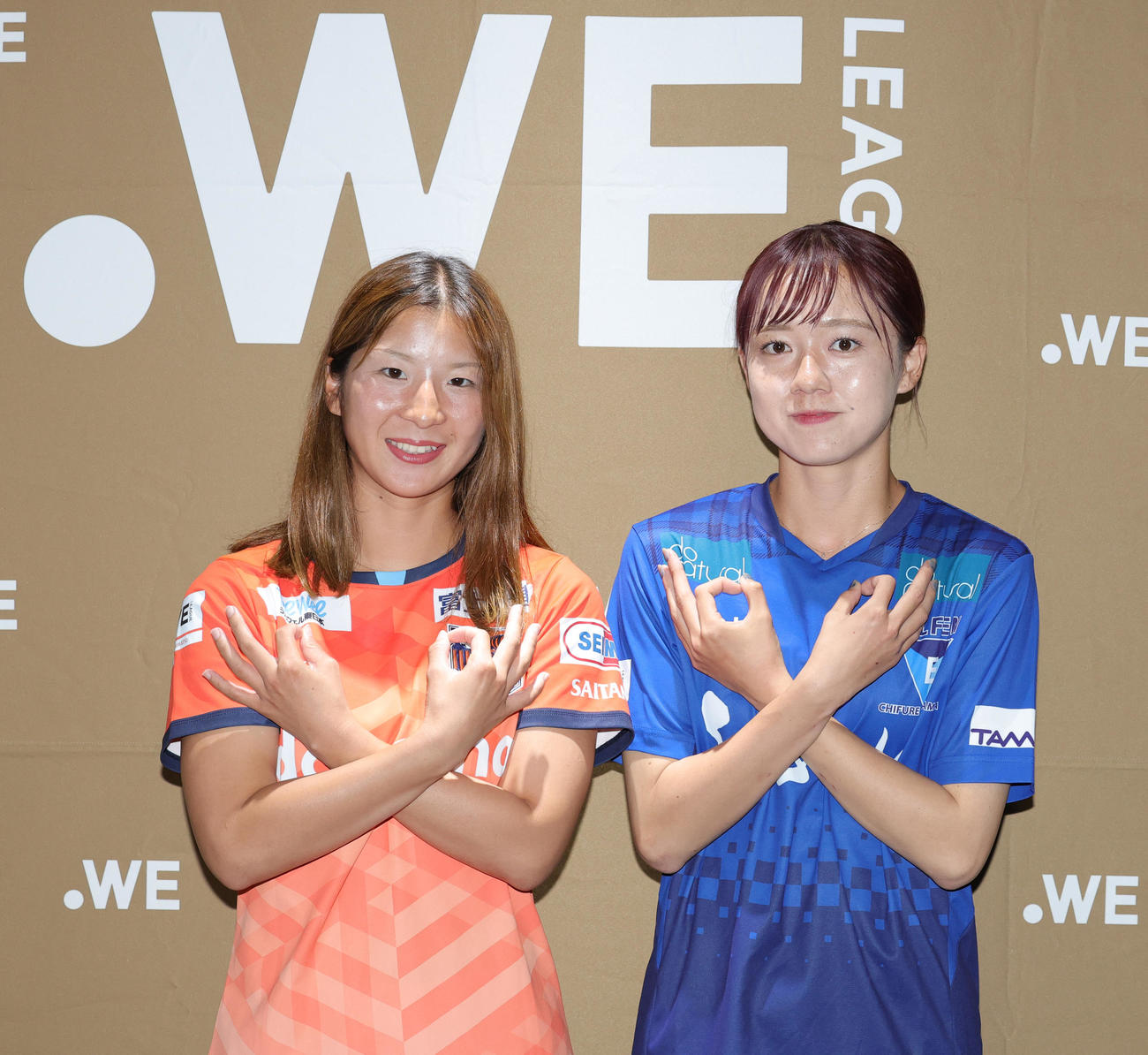 開幕節で対戦する大宮林（左）とちふれ埼玉吉田は、笑顔で埼玉ポーズ（撮影・野上伸悟）