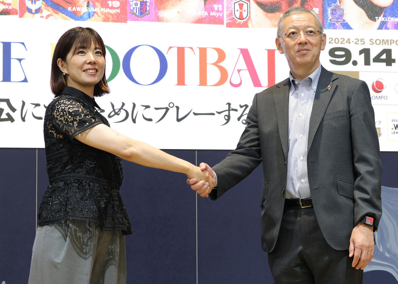 2024－25WEリーグキックオフカンファレンスで握手する日本女子プロサッカーリーグ高田チェア（左）とSOMPOホールディングス奥村CEO（撮影・野上伸悟）