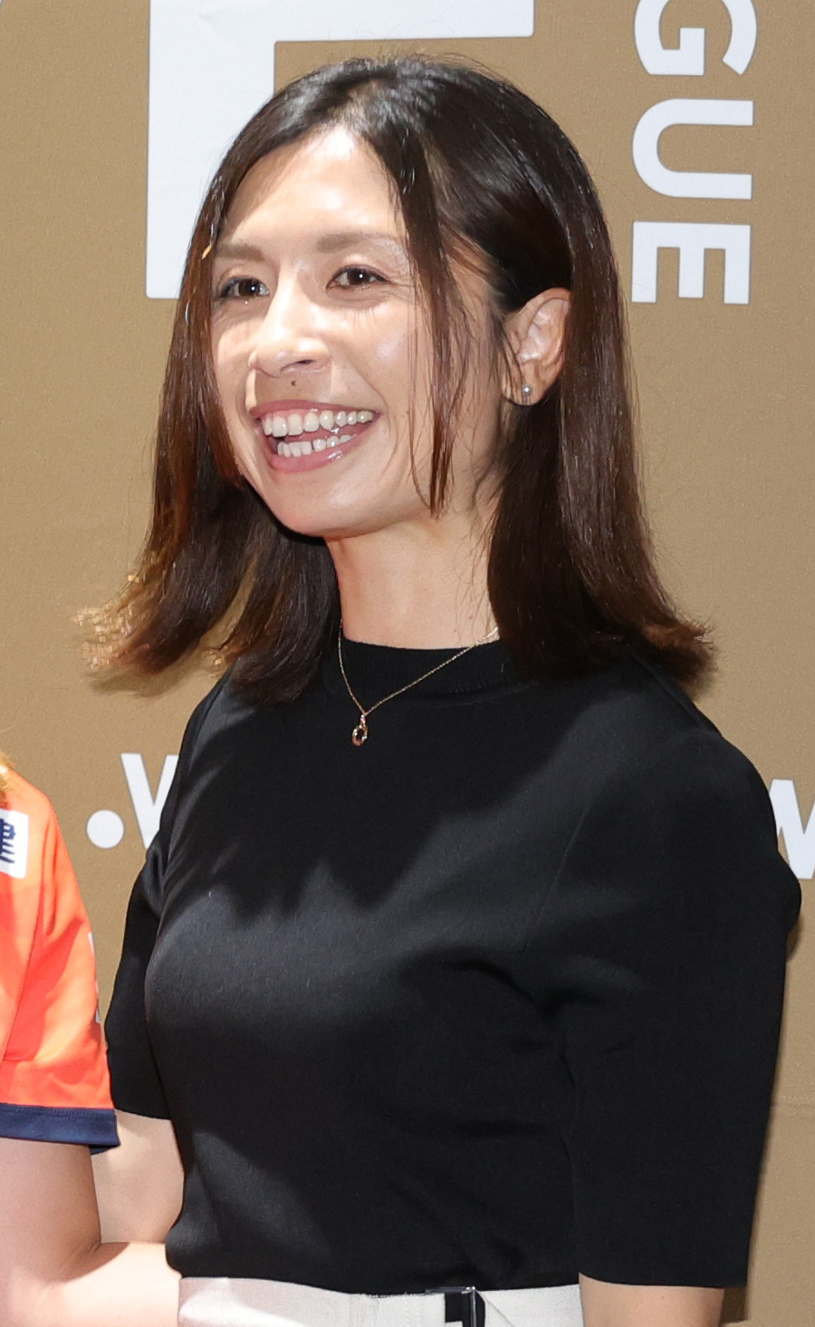 2024－25WEリーグキックオフカンファレンスで進行役を務めた鮫島彩さん（撮影・野上伸悟）