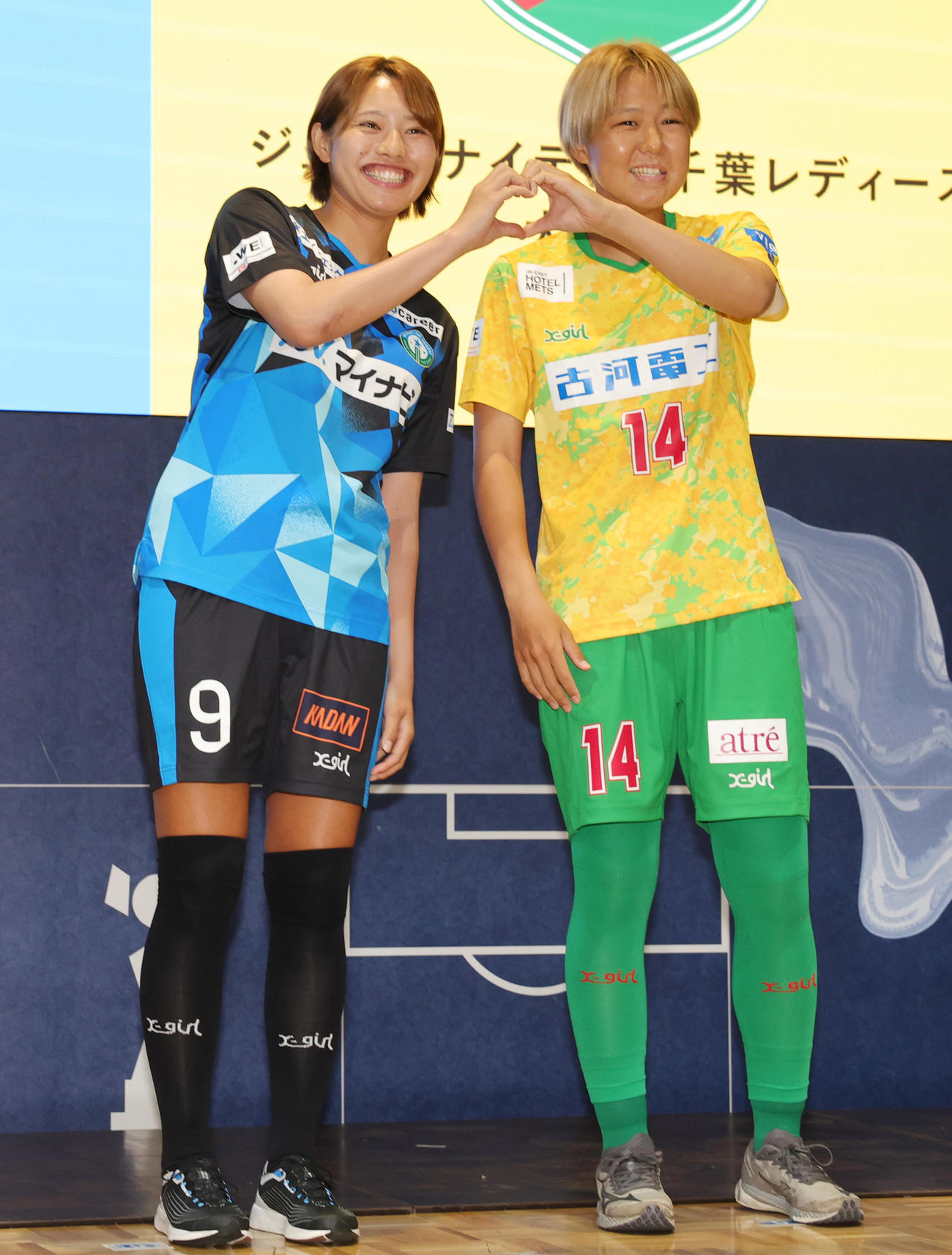 2024－25WEリーグキックオフカンファレンスに登場したマイナビ仙台広沢（左）と千葉大熊（撮影・野上伸悟）