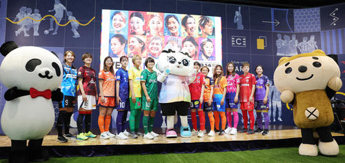 2024－25WEリーグキックオフカンファレンスに登場した、左からマイナビ仙台広沢、三菱重工浦和島田、大宮林、ちふれ埼玉吉田、千葉大熊、日テレ東京V木下、ノジマ相模原榊原、長野伊藤、新潟滝川、C大阪ヤンマー脇阪、INAC神戸水野、広島瀧沢（撮影・野上伸悟）
