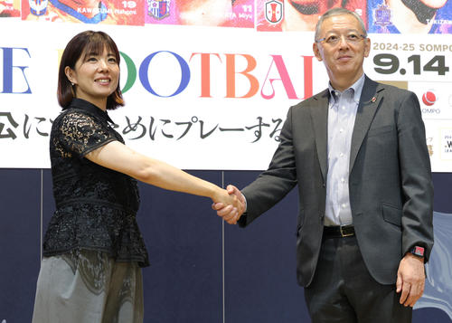 2024－25WEリーグキックオフカンファレンスで握手する日本女子プロサッカーリーグ高田チェア（左）とSOMPOホールディングス奥村CEO（撮影・野上伸悟）