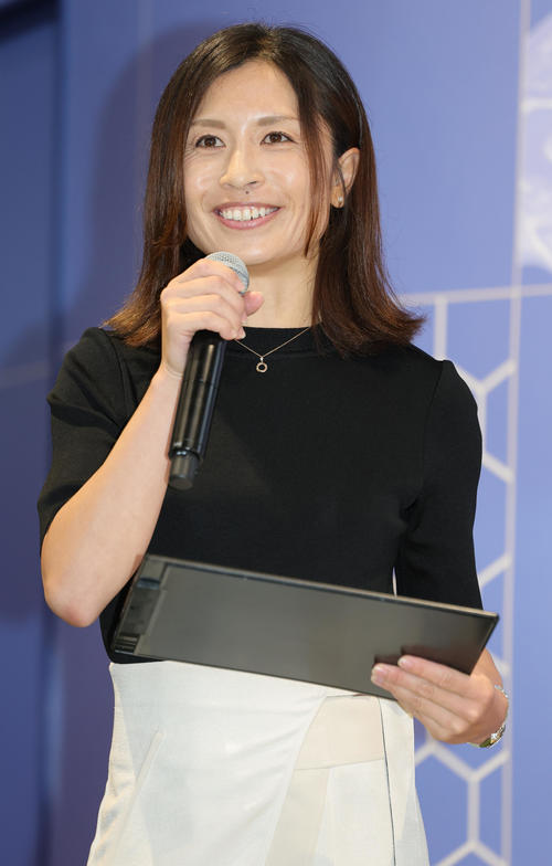 2024－25WEリーグキックオフカンファレンスで進行役を務めた鮫島彩さん（撮影・野上伸悟）