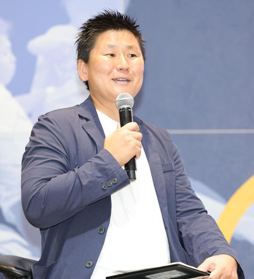 2024－25WEリーグキックオフカンファレンスのトークセッションで進行役を務めた日本女子プロサッカーリーグコミュニティオーガナイザーの海堀あゆみさん（撮影・野上伸悟）