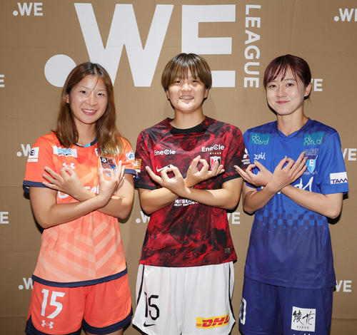 2024－25WEリーグキックオフカンファレンスで、埼玉ポーズをとる埼玉勢。左から大宮林、三菱重工浦和島田、ちふれ埼玉吉田（撮影・野上伸悟）