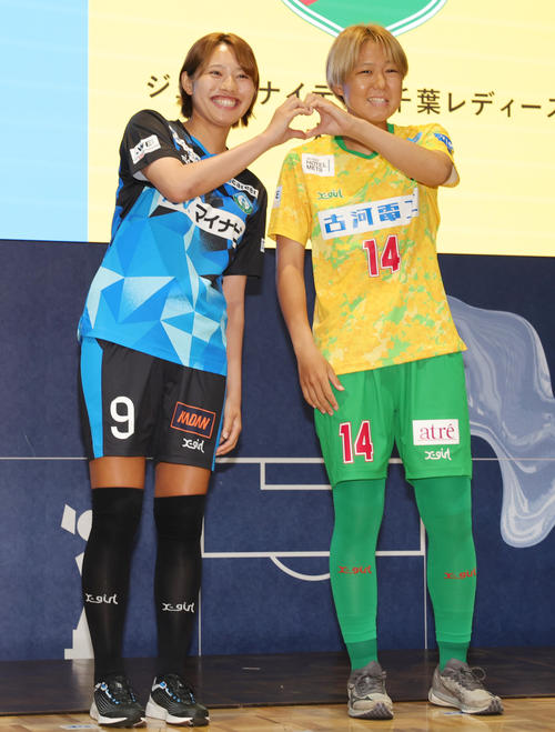 2024－25WEリーグキックオフカンファレンスに登場したマイナビ仙台広沢（左）と千葉大熊（撮影・野上伸悟）