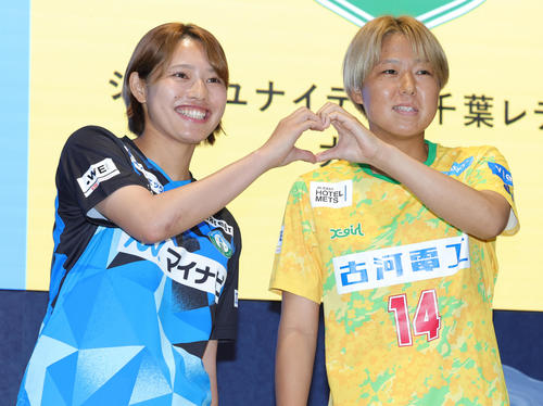 2024－25WEリーグキックオフカンファレンスに登場したマイナビ仙台広沢（左）と千葉大熊（撮影・野上伸悟）