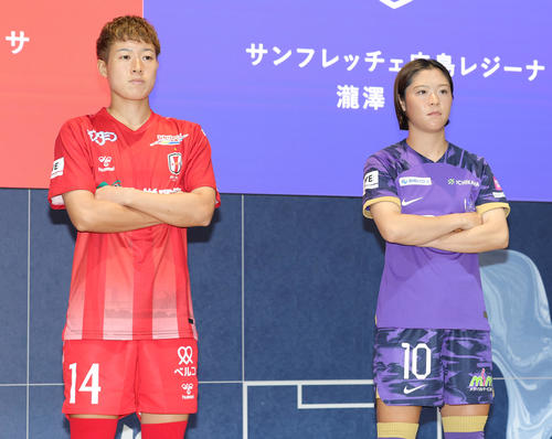 2024－25WEリーグキックオフカンファレンスに登場したINAC神戸水野（左）と広島瀧沢（撮影・野上伸悟）