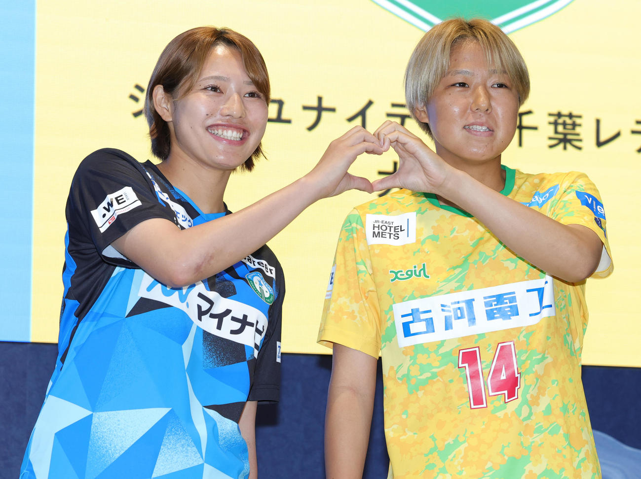 2024－25WEリーグキックオフカンファレンスに登場したマイナビ仙台広沢（左）と千葉大熊（撮影・野上伸悟）