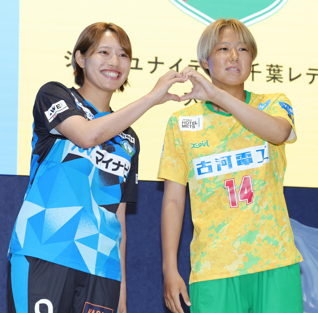 2024－25WEリーグキックオフカンファレンスに登場したマイナビ仙台広沢（左）と千葉大熊（撮影・野上伸悟）