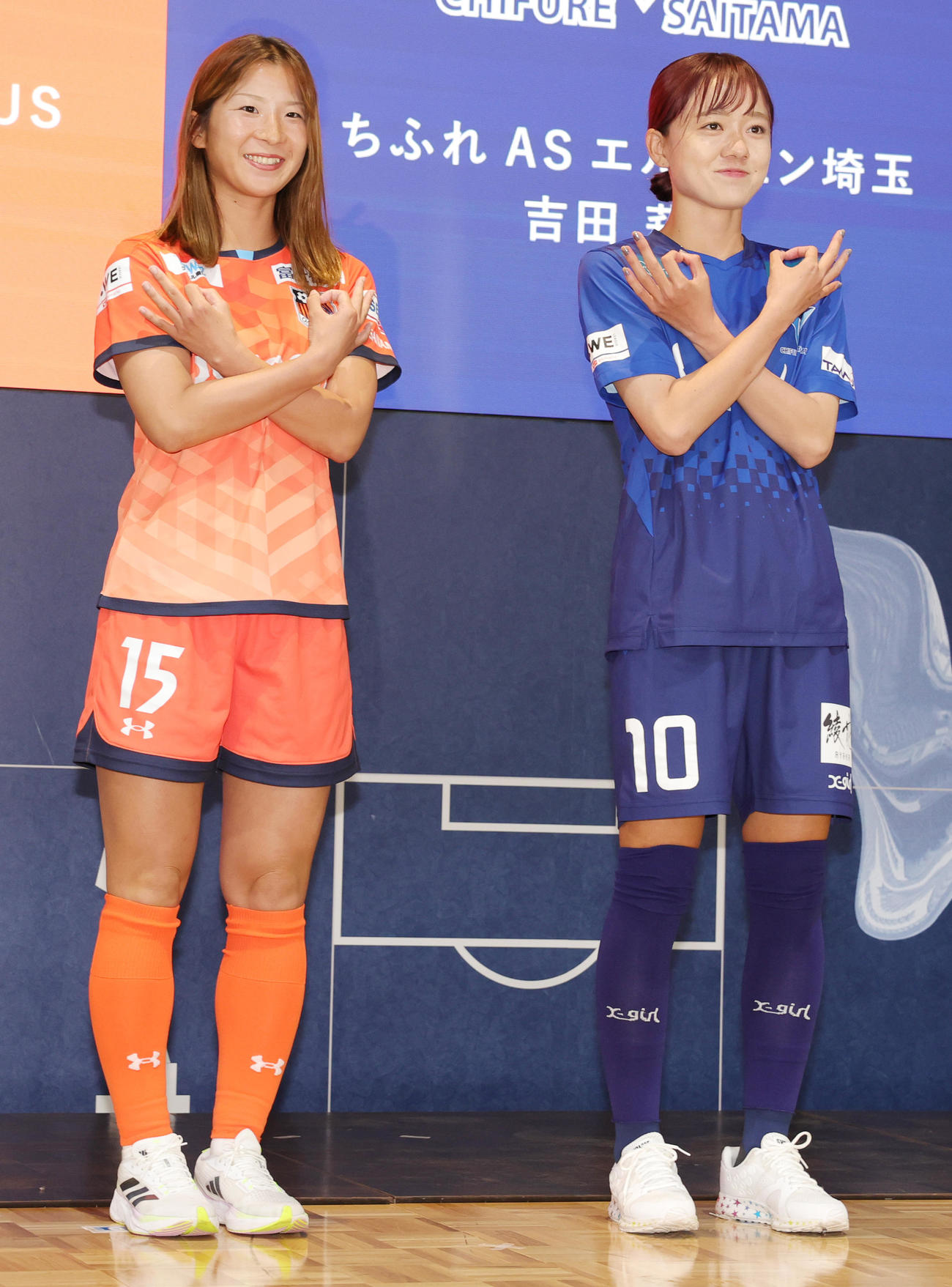 2024－25WEリーグキックオフカンファレンスに登場し埼玉ポースを見せる大宮林（左）とちふれ埼玉吉田（撮影・野上伸悟）