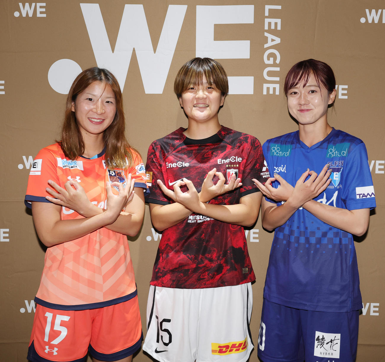2024－25WEリーグキックオフカンファレンスで、埼玉ポーズをとる埼玉勢。左から大宮林、三菱重工浦和島田、ちふれ埼玉吉田（撮影・野上伸悟）