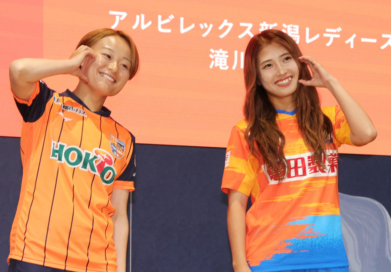 開幕節で対戦する長野伊藤（左）と新潟滝川（撮影・野上伸悟）