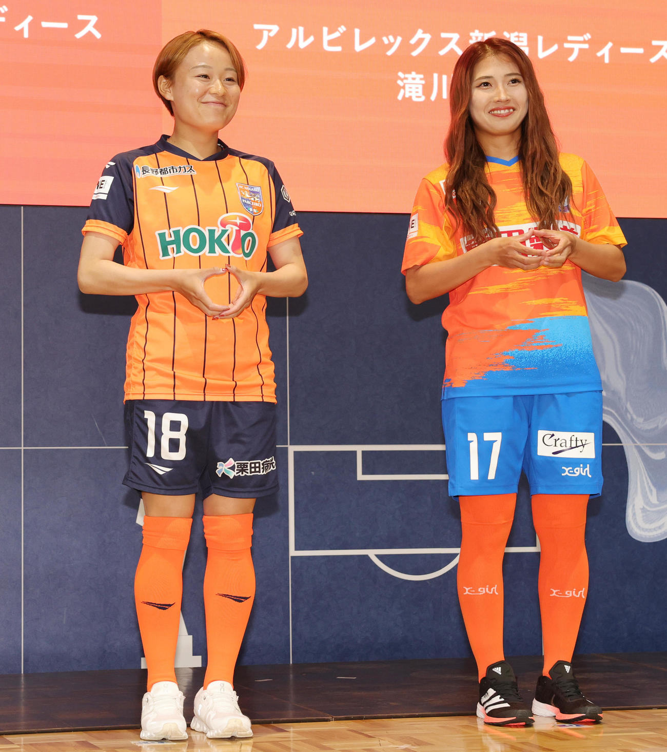 開幕節で対戦する長野伊藤（左）と新潟滝川（撮影・野上伸悟）