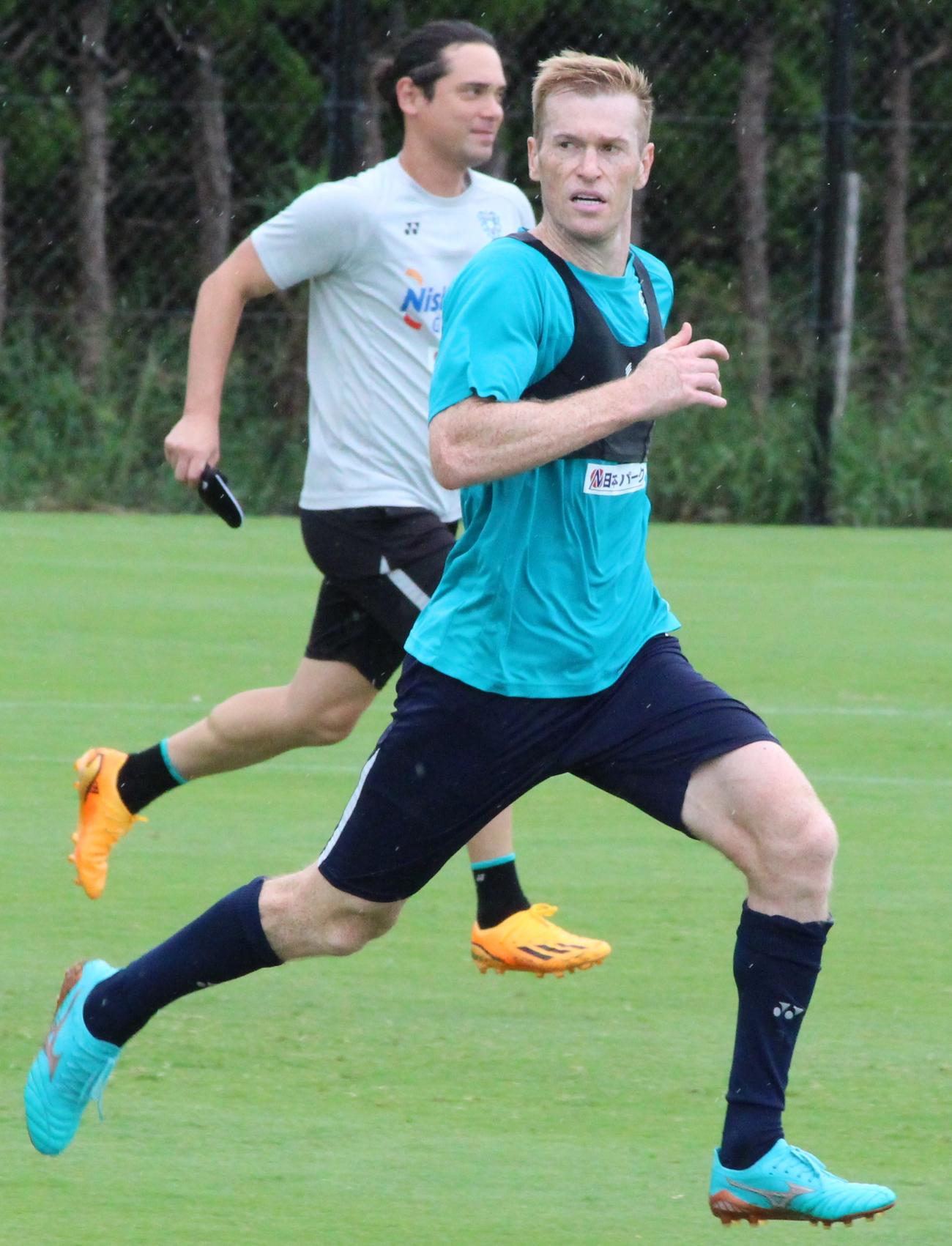 練習で激走する福岡DFドウグラス・グローリ（撮影・菊川光一）