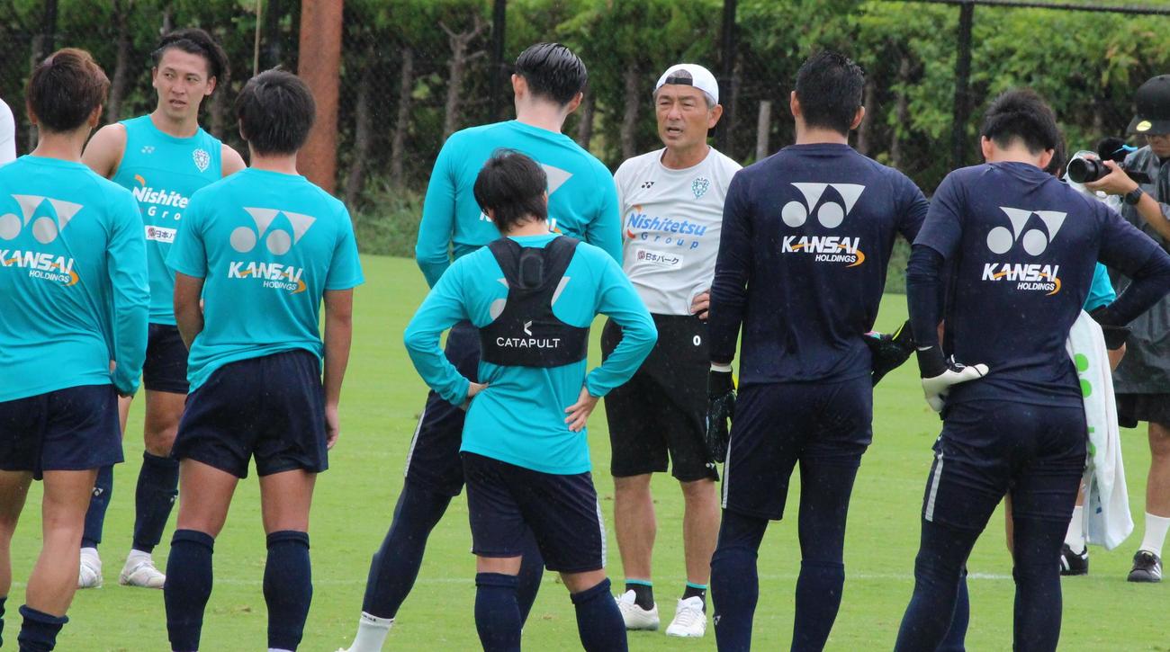 練習後、選手に訓示する福岡・長谷部茂利監督（右から3人目）（撮影・菊川光一）
