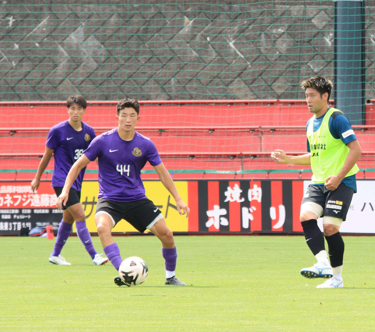 J1札幌との練習試合でプレーする札幌大・井波（左）（撮影・保坂果那）