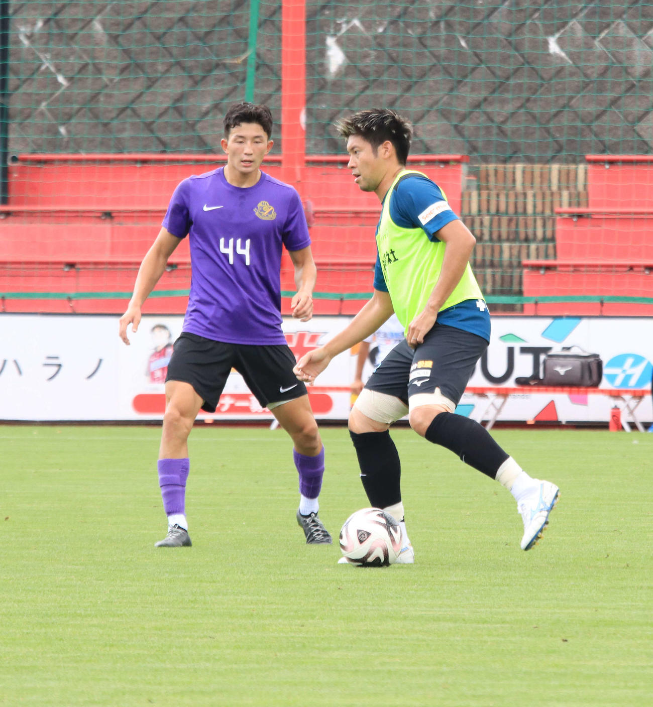 J1札幌との練習試合でプレーする札幌大・井波（左）（撮影・保坂果那）