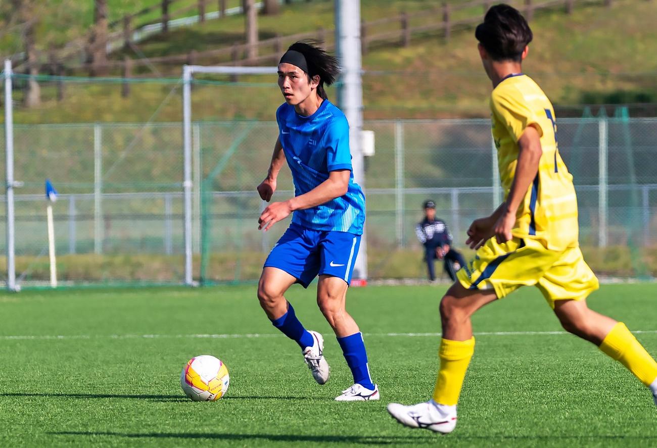 FW菊池はドリブルしながらパスコースを探す（提供：江戸川大学）