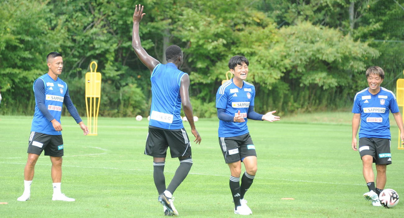 名古屋戦前日練習で体を動かす新潟の選手たち