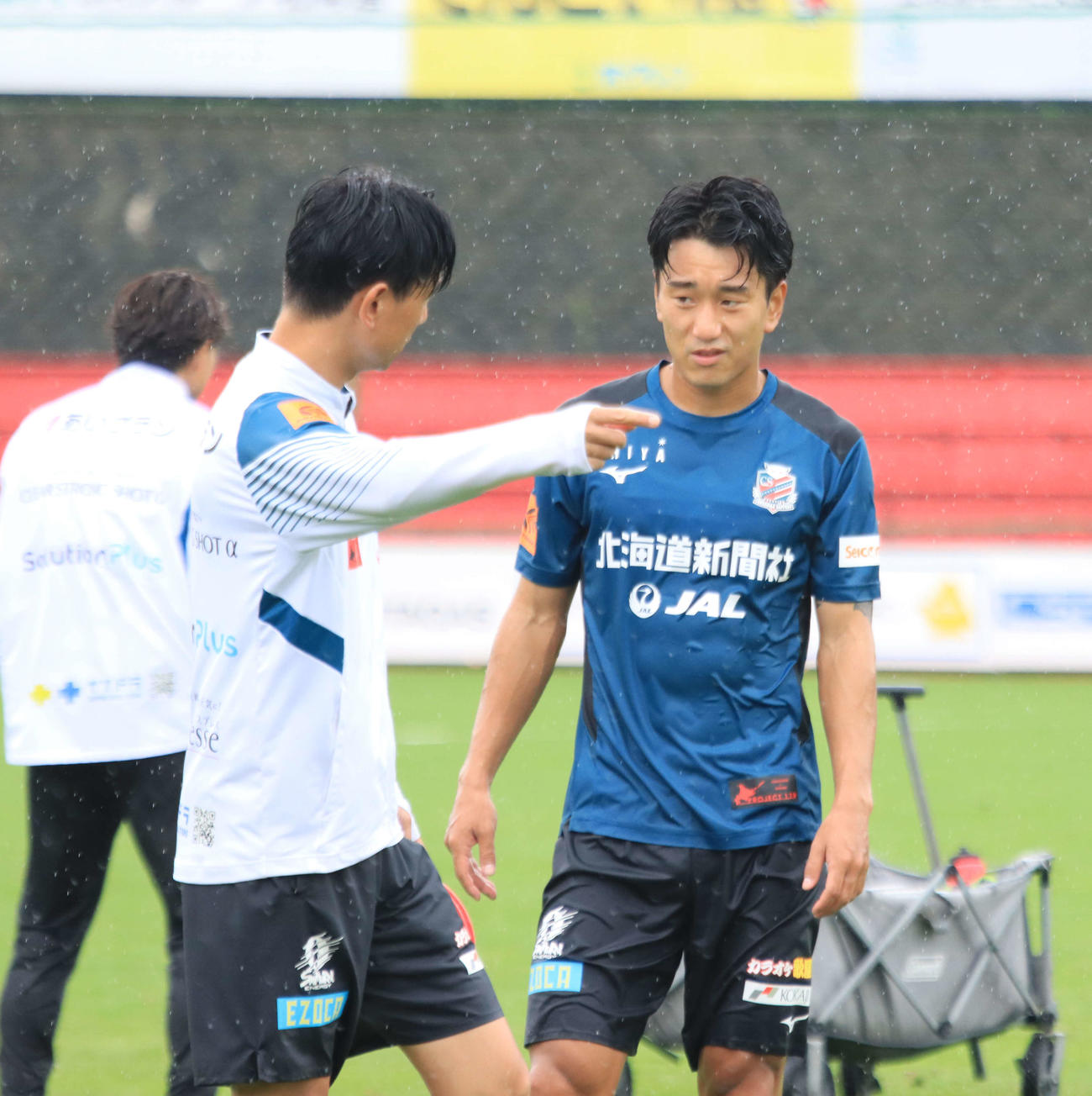 川崎F戦前日練習に参加する札幌パク・ミンギュ（右）（撮影・保坂果那）