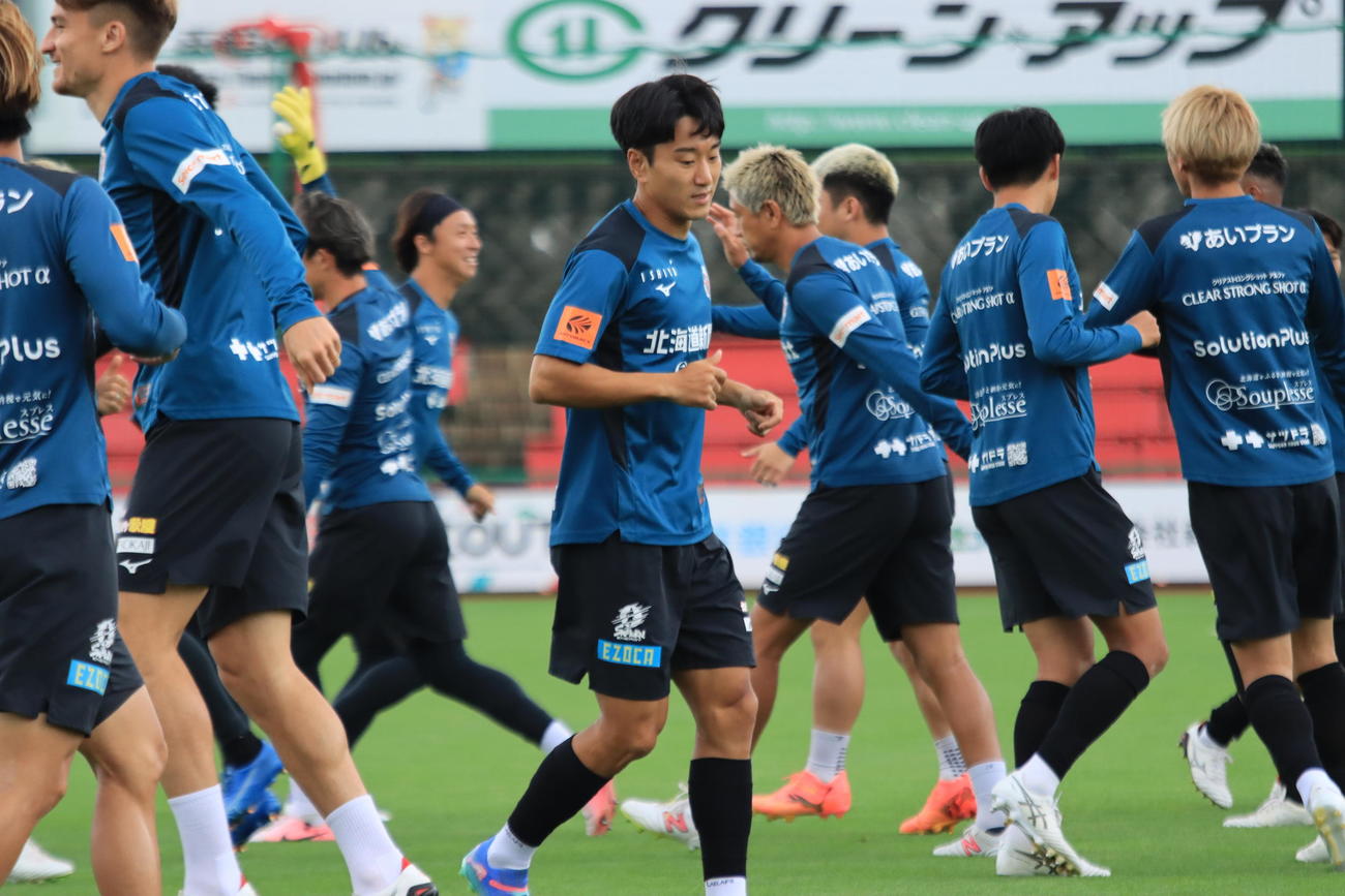川崎F戦前日練習に参加する札幌パク・ミンギュ（中央）（撮影・保坂果那）