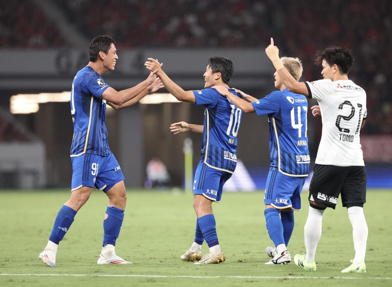 町田対浦和　後半、同点ゴールを決め、チームメートと喜ぶ町田オ・セフン（左）（撮影・河田真司）