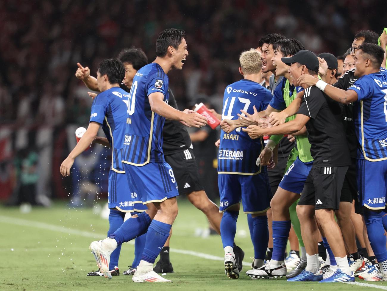 町田対浦和　後半、同点ゴールを決め、チームメートと喜ぶ町田オ・セフン（左から3人目）（撮影・河田真司）